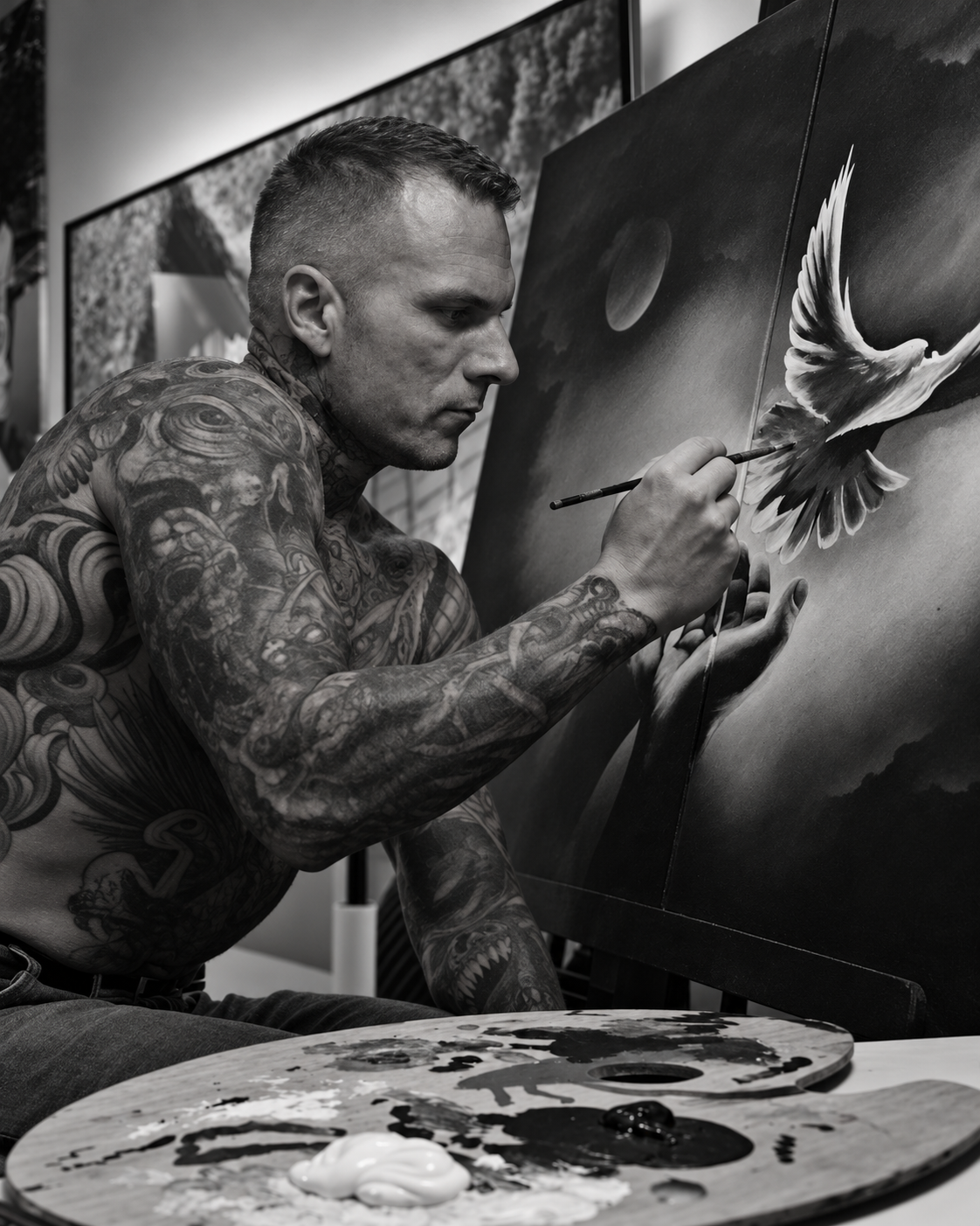 Bertil Bjørn maler i sit atelier